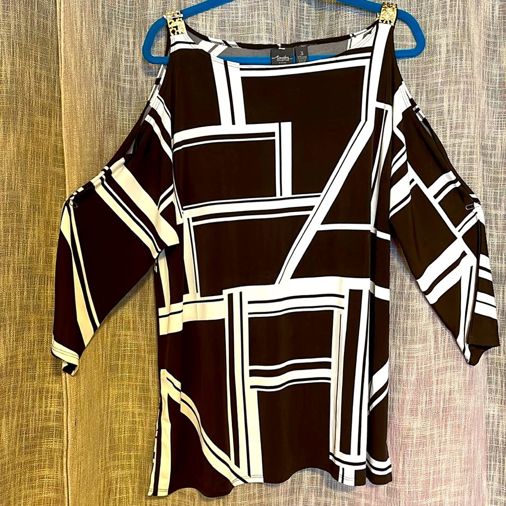 Classy cold shoulder top with gold metallic details on the shoulder strap